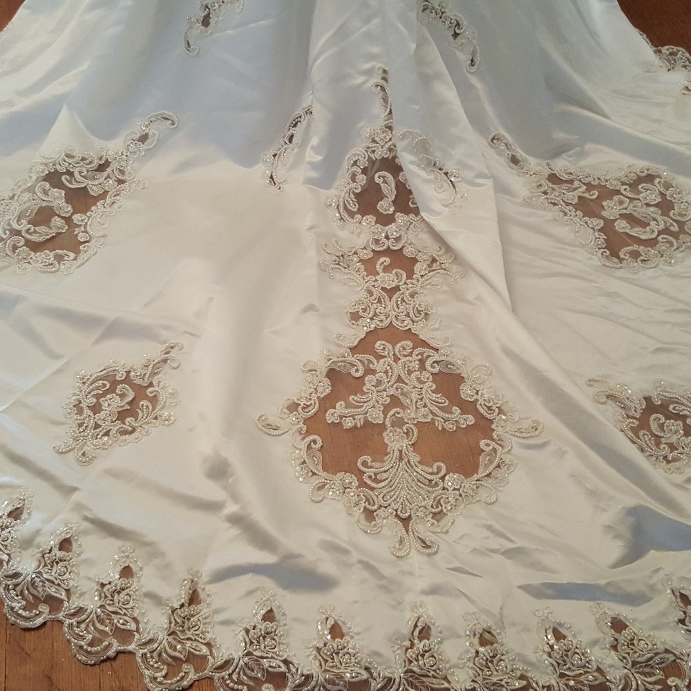 Cream beaded wedding dress - Picture 6 of 8